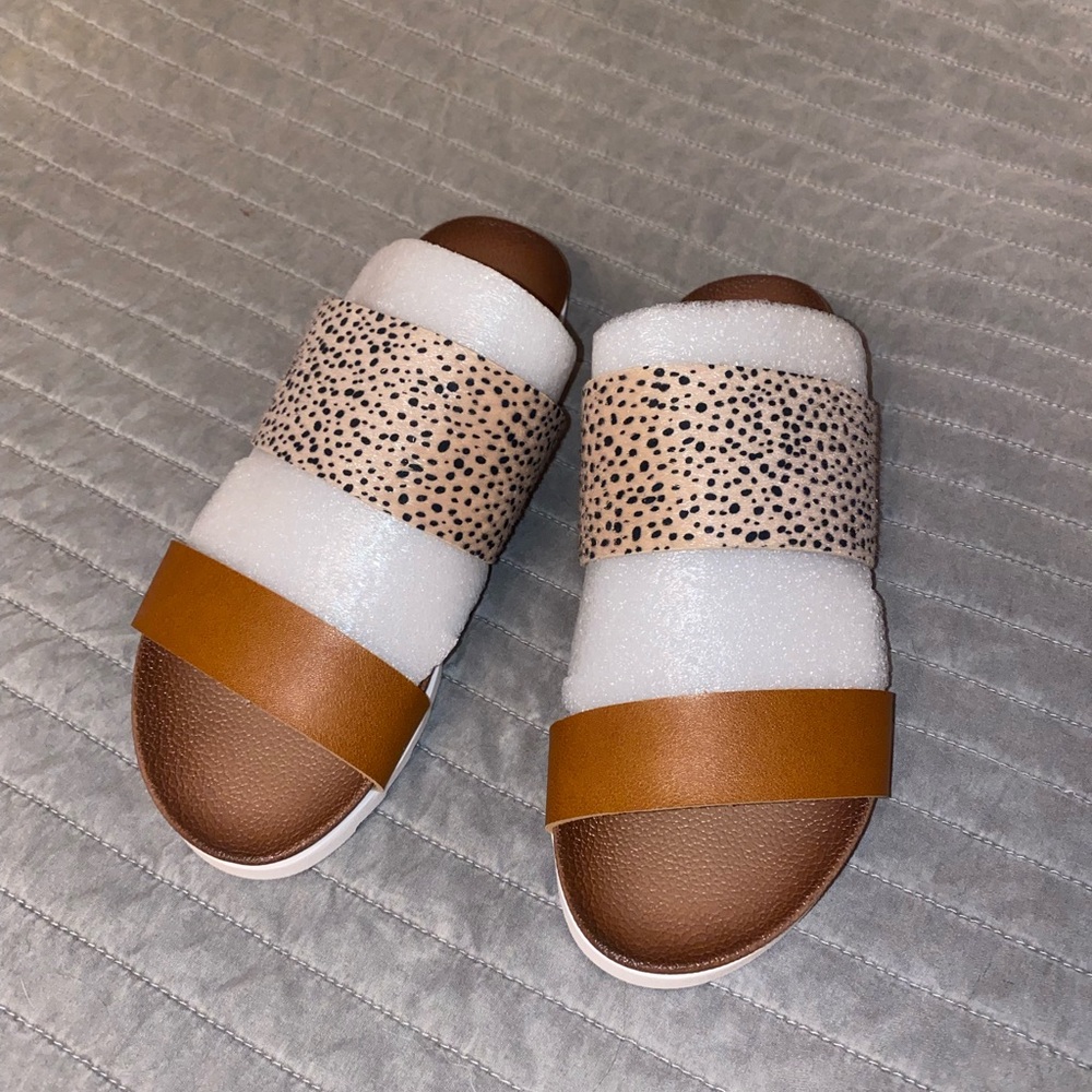 Dirty laundry slide on sandals